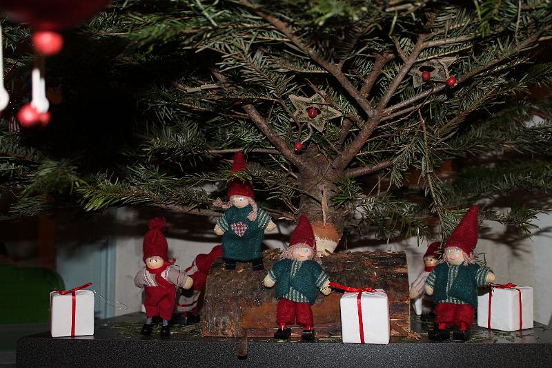 2013-12-14 Zelie mange du pain, les garcons decore le sapin 019.JPG